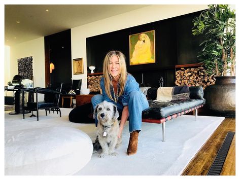 Jennifer Aniston Strikes a Pose in Her $21 Million Bel Air Home Jennifer Aniston House, Justin Theroux Jennifer Aniston, Jennifer Aniston Style, Jenifer Aniston, Jen Aniston, Justin Theroux, Hand Painted Wallpaper, Dog Lady, Painting Wallpaper