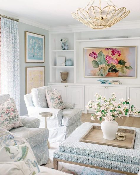 Coastal Farmhouse Living Room Ideas, Grandmillenial Living Room, Southern Living Rooms, Hamptons Houses, Dream Family Room, Coastal Farmhouse Living Room, Light Blue Living Room, Nantucket Style Homes, Dream House Bedroom