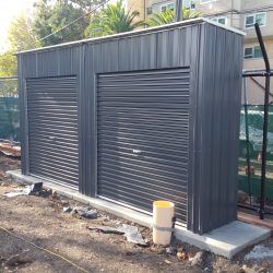 Long Narrow Shed Ideas, Door Sheds, Modern Garden Shed, Narrow Shed, Timber Garden Sheds, Diy Pathway, Mini Container, Corner Sheds, Roller Door