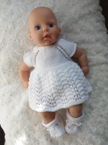 Lace Dress Pattern, Knit Baby Doll, Baby Born Kleidung, Dress Knitting Pattern, Baby Born Clothes, Dress Knitting, Baby Cardigan Knitting Pattern Free, Knitted Doll Patterns, Baby Doll Clothes Patterns