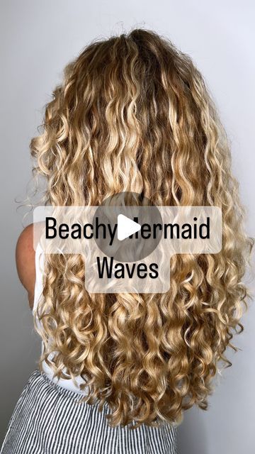 Candace Stuller on Instagram: "Summertime Beachy Waves Routine with @curlsmith_official | AD⁣ ⁣ This routine was about 15 minutes start to….finish? Air drying does take a bit of time for me but if I can relax in the sun while doing so I’m in! Here’s a few of my beach bag besties 👇🏼⁣ •Curlsmith Miracle Shield - UV, Heat, and environmental damage protection all in one. Plus a little drink of protein!⁣ •Weightless Air Dry Cream - this leave-in is also perfect for before/after pool care. If you’re diving in, wet hair first with shower water and add a little leave-in. Then after- add a bit more until you can wash! ⁣ •Invincible Volume Mousse - a staple for me! Mousse to gel formula adds hold without weighing hair down and made air drying much quicker! ⁣ ⁣ Are you team air dry or diffuse?! Thi Air Dry Curly Hair, Wavy Beach Curls, Hairstyles For Wet Hair, Loose Curls Tutorial, Natural Beach Waves, Beach Wave Perm, Beach Waves Hair, Volume Mousse, Beach Waves For Short Hair