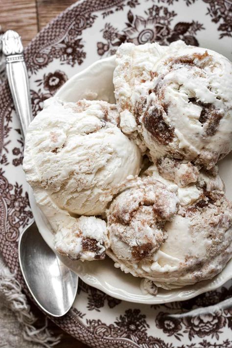 Cinnamon Roll Ice Cream, Swirl Frosting, No Churn Ice Cream Recipes, Churn Ice Cream Recipes, Brown Sugar Cakes, Creamy Vanilla Ice Cream, Salted Toffee, Cinnamon Ice Cream, Churn Ice Cream