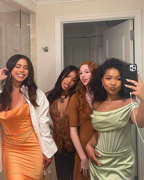 20s Friends Aesthetic, Mixed Race Friend Group Aesthetic, Mixed Friendship Group Aesthetic, Diverse Friend Group Aesthetic Women, Diverse Friends Aesthetic, Mixed Friend Group Aesthetic, Diverse Friend Group Aesthetic, Black Friend Group, Navia Robinson