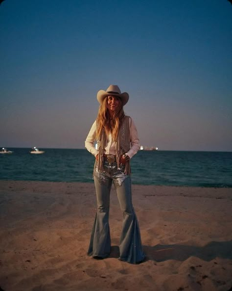 Lainey Wilson Photos, Lainey Wilson Bell Bottoms, Lainey Wilson Aesthetic, Singing Outfits, Lainey Wilson Outfits, Lainey Wilson Concert, Laney Wilson, Bell Bottom Country, Queens Aesthetic