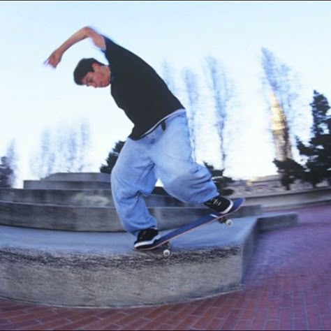 Mike York is rad. Skateboard Widget, Skateboarding Outfits, Skate Pics, Skateboarding Photography, Mike Carroll, Skater Life, Skateboard Vintage, Friends 90s, Skate Photography