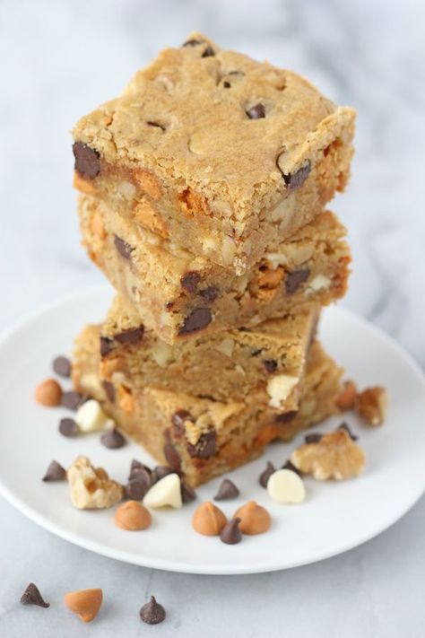 Simply the BEST Blondie recipe!  Add mix-ins of your choice! Thick Blondies Recipe, Kitchen Sink Blondies, Best Blondie Recipe, Blondies Dessert, Best Blondies Recipe, Adorable Crafts, Blondie Recipe, Chocolate Blondies, Blondie Bar