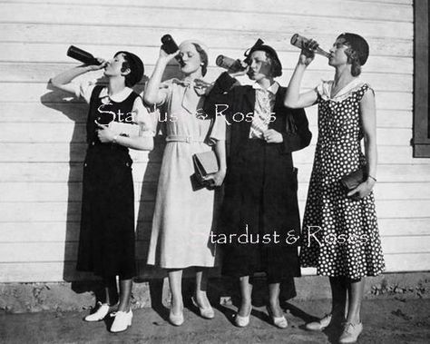 Flapper Girls, Vintage Foto's, Four Women, Beer Photos, Three Women, Look Retro, Roaring Twenties, Photo Vintage, Photos Of Women