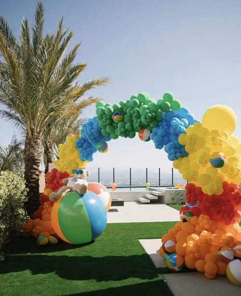 Kid Pool Party Ideas, Pool Birthday Party Ideas For Boys, Beach Ballon Decoration, Balloon Garland With Beach Balls, Beach Ball Party Arch, Summer Pool Party Ideas, Beach Ball Installation, Boy Pool Party, Pool Party Ideas