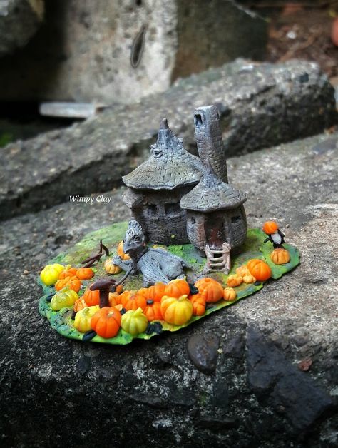 Pumpkin patch outside Hagrid's Hut Tiny Buckbeak Clay Clay Doh, Ideas Arcilla, Hagrids Hut, Harry Potter Miniatures, Clay Decor, Diy Fimo, Miniature Polymer Clay, Harry Potter Room Decor, Potters Clay