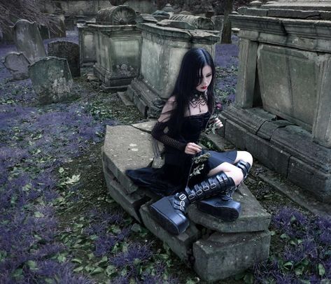 Gothic Photography, Alt Goth, Goth Subculture, Romantic Goth, Goth Beauty, Gothic Aesthetic, Foto Poses, Ghost Town, Goth Aesthetic