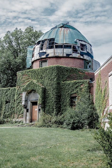 The Warner Swasey Observatory in East Cleveland, Ohio Ghost City, Castle Tower, Abandoned Castles, Fantasy Homes, Urban Exploration, Telescopes, Cleveland Ohio, Abandoned Houses, Where The Heart Is