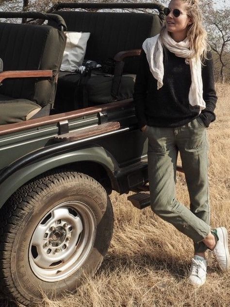 Safari Winter Outfit, Travel Outfit Road Trips, Safari Outfit Women, Fall Wardrobe Basics, Rock Climbing Outfit, Climbing Outfit Woman, Trendy Travel Bags, Hiking Ideas, Road Trip Outfit