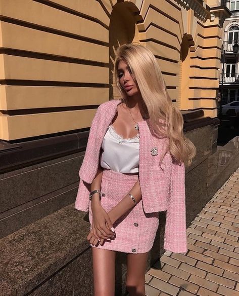 This outfit presents the girly side of pollys fashion, she often wears pink. It also shows the classy look. Chanel Outfit, Chique Outfits, Outfit Chic, Pink Suit, Outfit Trends, Victoria Secrets, Jeffree Star, Looks Chic, Mode Inspo