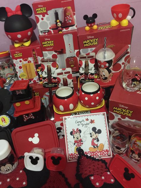 #cozinha  #mickeymouse #disney #minniemouse #nossacozinhadisney #decoracaomickey #mickeyears Disney Character Makeup, Friends Cafe, Disney Ornaments, Disney Ladies, Mickey And Friends, Cafe, Disney, Hair, Quick Saves