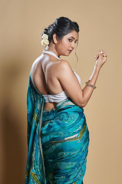 Prajakta Mali, Marathi Actress, Backless Blouse Designs, New Blouse Designs, Bollywood Outfits, Indian Actress Hot Pics, Indian Beauty Saree, Indian Outfits, Beauty Women