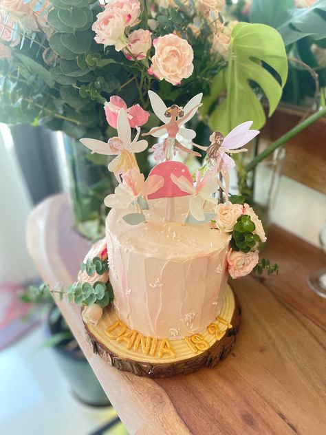 Fairy Garden Birthday Cake, Fairy Birthday Party Decorations, Garden Party Cakes, Fairy Garden Cake, Fairy Princess Birthday, Fairy Birthday Cake, Kids Party Inspiration, Cake Table Birthday, White Birthday Cakes