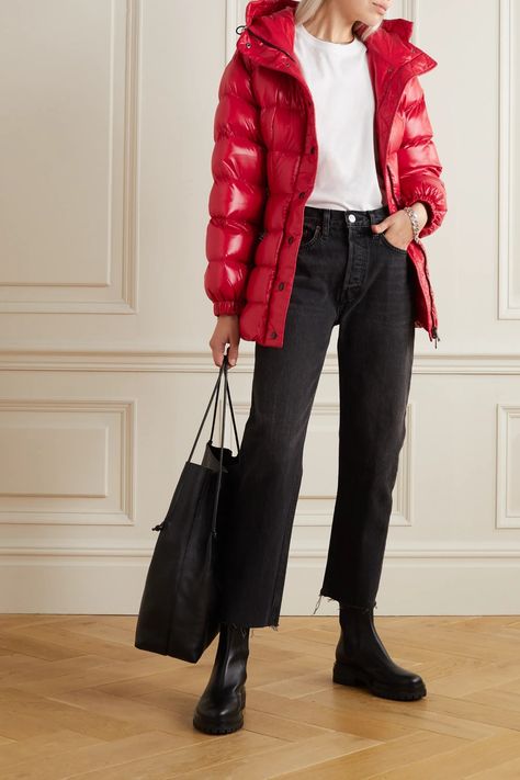 Red Puffer Jacket Outfit Street Styles, Red Puffer Jacket Outfit, Puffer Jacket Outfit Black, Puffy Winter Jacket, Puffer Outfit, Red Puffer Coat, Outfits Nyc, Puffer Jacket Outfit, Red Puffer Jacket