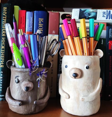 Air Clay Pencil Holder, Clay Pencil Pot, Pencil Holder Diy Clay, Homemade Clay Mugs, Clay Pen Holder Diy, Polymer Clay Pencil Holder, Clay Pencil Holder Ideas, Air Dry Clay Pen Holder, Air Dry Clay Pencil Holder