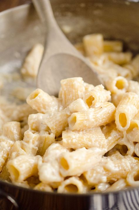 One Pot Homemade Alfredo Rigatoni is an easy vegetarian dinner idea with a rich Parmesan and cream sauce with tender rigatoni pasta for a comforting meal that tastes amazing! #OnePot #Pasta #Alfredo Alfredo Rigatoni, Veggie Alfredo, Easy Dinners For One, Protein Shake Diet, Rigatoni Recipes, Pasta Alfredo, Easy Vegetarian Dinner, Rigatoni Pasta, Homemade Alfredo