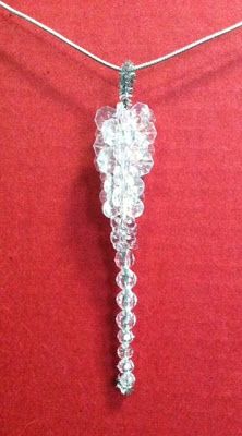 Diy Christmas Icicle Ornaments, Beaded Icecicle Ornaments, Diy Icicle Ornaments, Beaded Holiday Ornaments, Icicle Crafts, Homespun Christmas, Christmas Ideas To Make, Christmas Tree Ornament Crafts, Christmas Gifts 2022