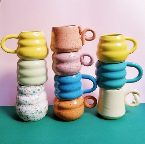 Garden Pottery Ideas, Ceramics Pottery Mugs, Garden Pottery, Colorful Ceramics, Pottery Crafts, Diy Pottery, Pottery Classes, Ceramics Pottery Art, Ceramics Projects