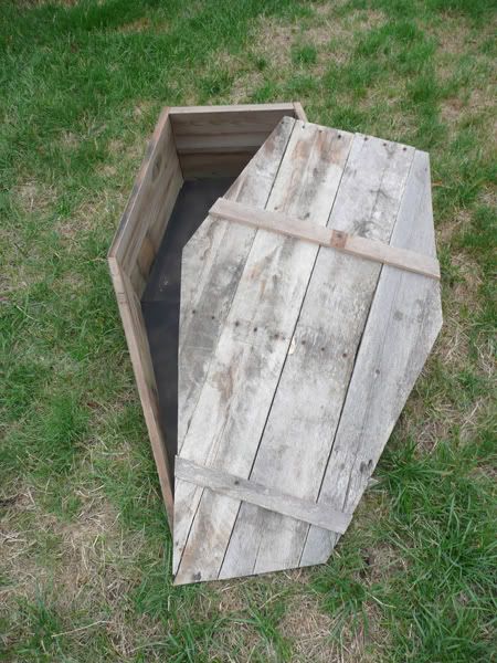 Prop Showcase: Groundbreaker coffin Diy Coffin Halloween Prop, Halloween Reference, Prop Building, Halloween Havoc, Halloween Haunted House Decorations, Halloween Forum, Halloween Outside, Halloween Graveyard, Homemade Halloween Decorations