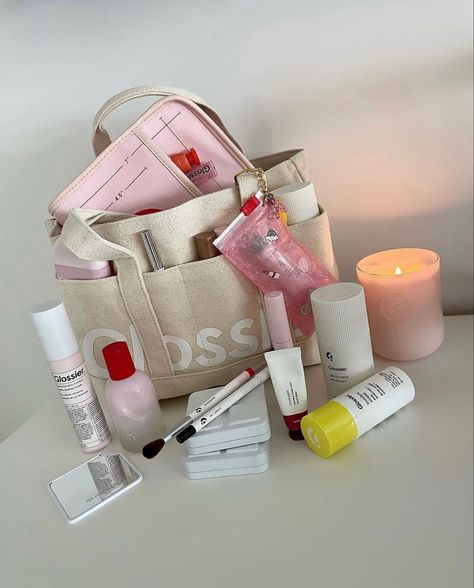 Glossier Tote Bag, Glossier Aesthetic, Glossier Girl, Glossier Bag, Glossier Lip Gloss, Inside My Bag, Pink Lifestyle, 2022 Style, Purse Essentials