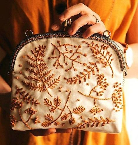 Purse Crafts, Pouch Sewing, Diy Bag Designs, Textile Bag, Diy Bags Patterns, Needle Embroidery, Envelope Wallet, Punch Needle Embroidery, Diy Purse