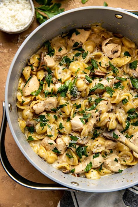 One-Pot Creamy Chicken Marsala Pasta is a delicious and easy weeknight pasta dinner recipe that turns an Italian Classic into a One-Pot wonder for your family. Be sure to watch the video too!! #weeknightdinner #chickenmarsala #onepotmeal #italian #krollskorner #easydinner #chickenpasta Vegetarian Chicken Marsala, Creamy Chicken Marsala Pasta, Creamy Chicken Marsala Crockpot, Chicken Marsala No Cream, Chicken Marsala With Buttered Noodles, Marsala Pasta, Creamy Chicken Marsala, Chicken Marsala Pasta, Easy Weeknight Pasta