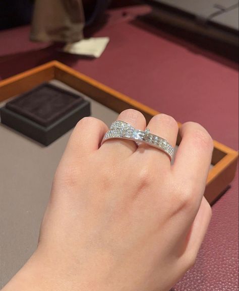 18k white gold Ceo Wardrobe, Mafia Woman, Lawyer Aesthetic, Luxury Life Aesthetic, Hermes Ring, Jewel Drawing, Jewelry Wishlist, Woman Aesthetic, Hermes Jewelry