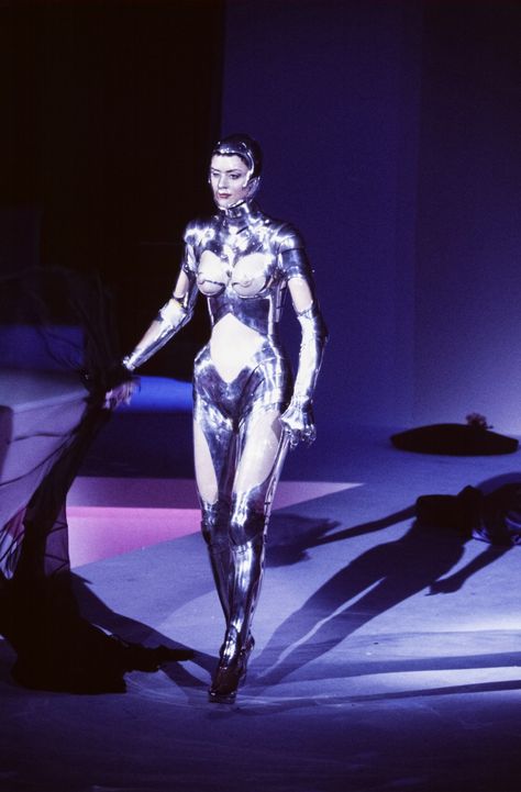 Mugler 1995, Zendaya Body, Thierry Mugler Couture, Mugler Couture, Robot Armor, Futuristic Robot, Ralph Mcquarrie, Dancer Wear, Dystopian Novels