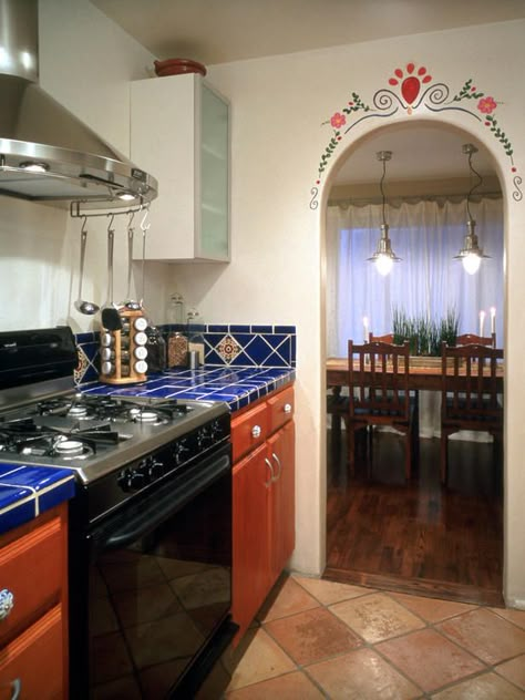 Handpainted Inspiration Handpainted tiles and archway provide authenticity for this Mexican style kitchen.  Design by Erica Islas Spanish Kitchen Design, Mexican Style Kitchens, Southwestern Kitchen, Spanish Style Kitchen, Arched Doorway, Spanish Kitchen, Mexican Kitchens, Mexican Home, Spanish Style Homes