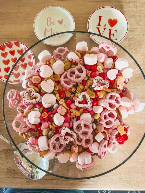 Kids Galentines Brunch, Kid Valentine Party Ideas, Galentines Inspo Food, Valentines Party For Toddlers, Valentines Sweet Treats, Valentine Trail Mix Ideas, Galentines Party Food Ideas Easy, Kids Galentines Party, Galantines Ideas Food