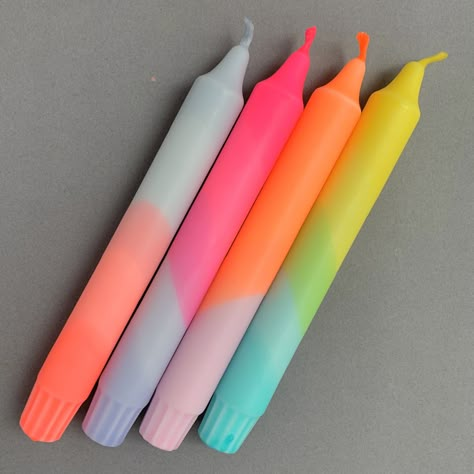 Dip Dyed Candles, Candle Making Studio, Dip Dye Candles, Velas Candles, Neon Pastel, Creative Candles, Clay Crafts Air Dry, Dip Dyed, Colorful Candles