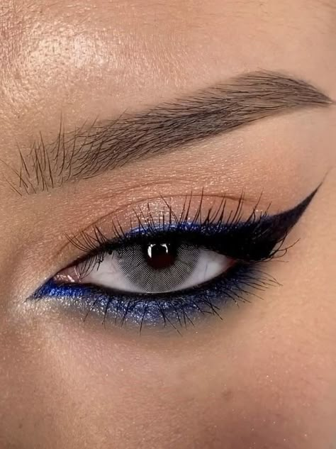 Blue Eyeliner Makeup, Pretty Eye Makeup, Prom Eye Makeup, Eyeliner Eyeshadow, Cute Eye Makeup, Make Up Inspiration, Formal Makeup, Makijaż Smokey Eye, Eye Makeup Designs