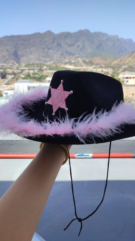 Sombrero de vaquera aesthetic Sombrero Vaquero Aesthetic, Cowgirl Hats Aesthetic, Sombrero Aesthetic, Cowboy Hats Aesthetic, Sombreros Aesthetic, Vaqueras Aesthetic, Sombrero Cowgirl, Cowgirl Sombrero, Cowgirl Hat Outfit