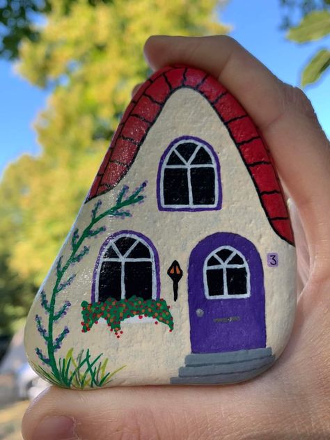 House Painted Rocks Ideas, Rock House Painting, Rock Painting Fairy House, Rock Painting Houses Ideas, House Rock Painting Ideas, Painted Fairy Rocks, Rock Painting Houses, Farie Houses, House Rock Painting