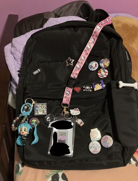 Middle School Outfits Aesthetic, Backpack Ideas Aesthetic, Backpack Aesthetic Black, Pink Backpack Aesthetic, Messenger Bag With Pins, Black Backpack Aesthetic, Backpack Aesthetic School, Aesthetic School Backpack, College Backpack Aesthetic