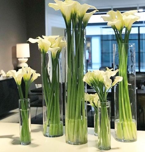 Bamboo Wedding Centerpieces, Lilly Floral Arrangements, Calla Lily Centerpiece, Cylinder Vase Ideas, Hanging Flowers Wedding, Wedding Table Deco, Hotel Flower Arrangements, Wedding Top Table, Hotel Flowers