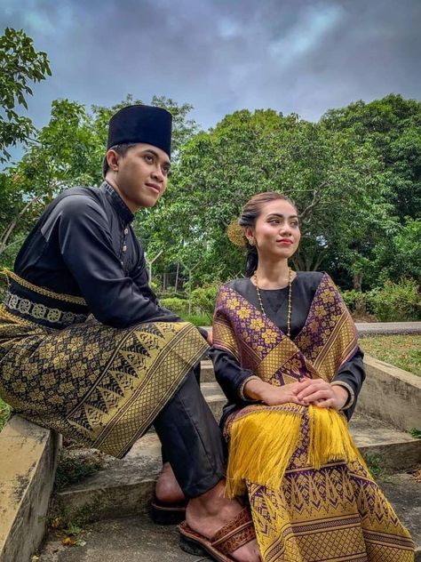 History Of Malaysia, Cartoon Faces Drawing, Cool Shirt Designs, Culture Shock, Female Pose Reference, Melaka, Cartoon Faces, Traditional Fashion, Female Poses