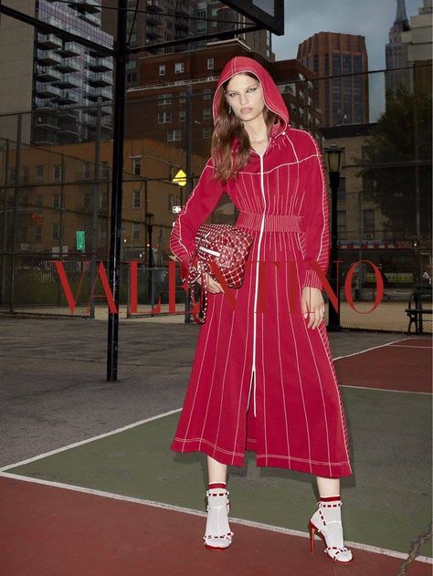 Valentino captures resort 2018 campaign at New York's St. Vartan Park basketball court Basketball Court Photoshoot, Valentino Resort, Terry Richardson, Fashion Tape, Campaign Fashion, Ad Campaigns, Sport Chic, Sporty Chic, Runway Models