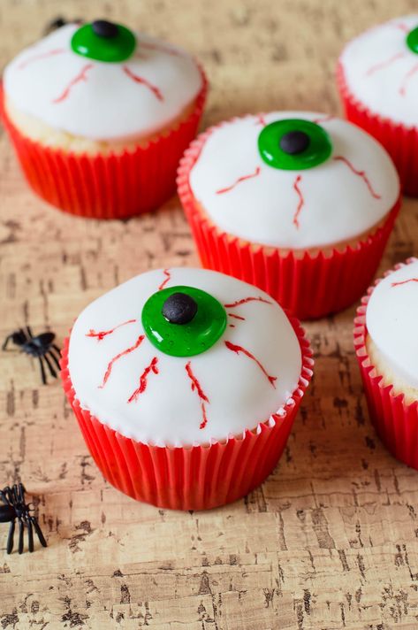 Halloween Eyeballs Easy Halloween Cupcakes - Powered By Mom Easy Halloween Cupcakes, Scary Halloween Food, Pasteles Halloween, Halloween Food Cupcakes, Spooky Food, Halloween Eyeballs, Halloween Baking, Halloween Snacks, Halloween Desserts