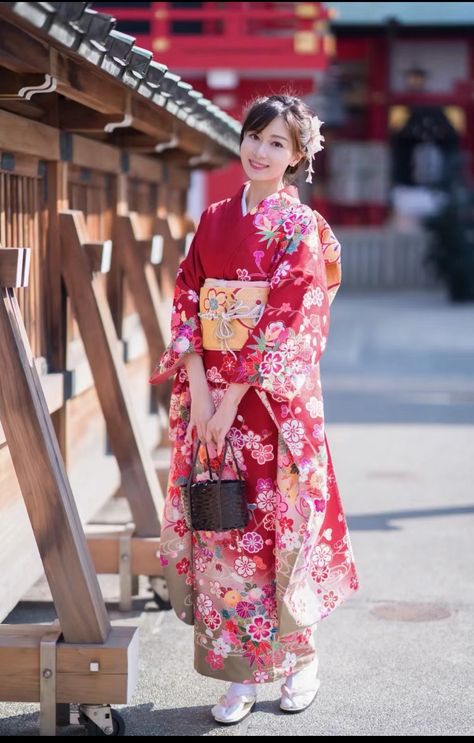 Japanese New Year Kimono, Japanese Yukata Women, Traditional Japanese Clothing Woman, Kimono Pose, Kimono Hairstyle, Woman In Kimono, Yukata Women, Kimono Aesthetic, Kimono Hakama