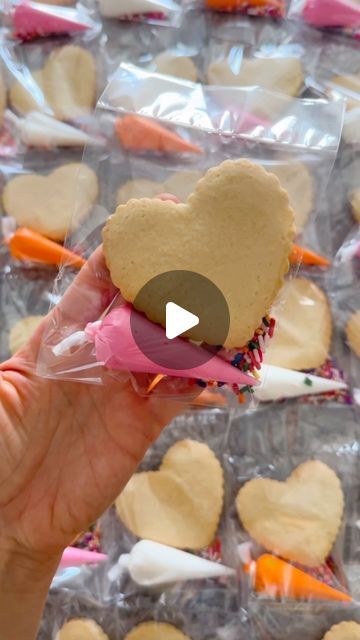 Celebrate by ML on Instagram: "How to pack small cookie kits tutorial 👩🏻‍🍳😋#packingorders #tutorial #cookiekit #partyfavors #celebratebyml #nyccookies #nyccookiestagram" Cookie Decorating Kits To Sell, How To Pack Cookies, Christmas Cookie Decorating Kit, Diy Cookie Decorating Kit, Valentine Cookie Kit, Cookie Kits, Cookie Decorating Kit, Home Bakery Business, Cookie Decorating Kits