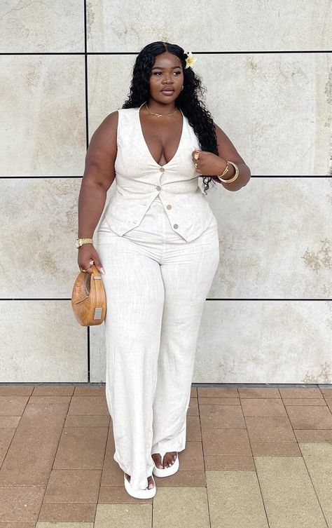 Diner En Blanc Outfit Woman Plus Size, Summer Holiday Outfits Plus Size, All White Outfit Black Women Plus Size, Corporate Plus Size Outfits, Midsize White Outfit, Winter White Outfit Plus Size, White Trousers Plus Size, All White Outfit Classy, Plus Size Chic Outfits Classy