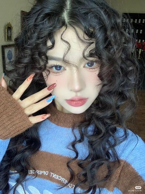 Korean Girl Curly Hair, Curly Korean Hair, Curly Hair Korean, Curly Asian Hair, Short Hair Outfits, Curly Hair Style, Brown Wavy Hair, Aesthetic Roblox Royale High Outfits, Inner Goddess