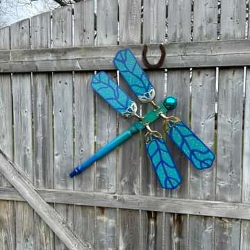 Recycle, Reuse and Repurpose! | Fan blades and old table legs made into beautiful dragonflies | Facebook Dragonfly Yard Art, Yard Art Crafts, Colorful Things, Junk Yard, Old Fan, Garden Art Sculptures Diy, Diy Yard, Star Wars Poster, Upcycle Projects