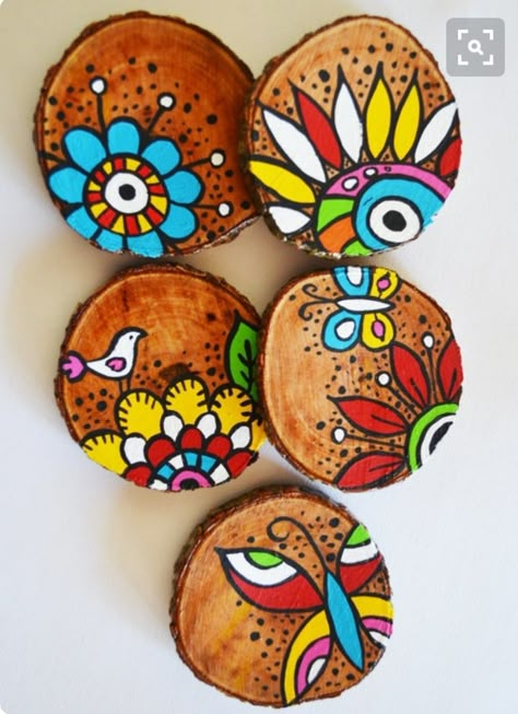 Bolachas de madeira Wood Slice Art, Wood Slice Crafts, Wooden Slices, Shell Crafts, Wood Slices, Pottery Painting, Stone Art, Stone Painting, Painting Crafts