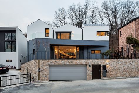 Completed in 2017 in South Korea. Images by Kyungsub Shin. ‘Three-Roof House’ is a home for a couple and their two daughters who lived in an apartment for a long time. The couple who loves wild flowers and... Korean House Exterior, Korean House Design, Roof House, Steel Roofing, Roof Architecture, Roof Styles, Glass Roof, House Doors, Pergola Designs