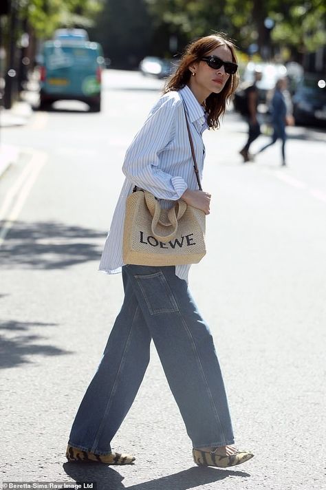 Alexa Chung Outfits, Alexa Chung Style, Chic Jeans, Moda Paris, Jenna Coleman, Kaia Gerber, Striped Jeans, Notting Hill, Celebrity Street Style